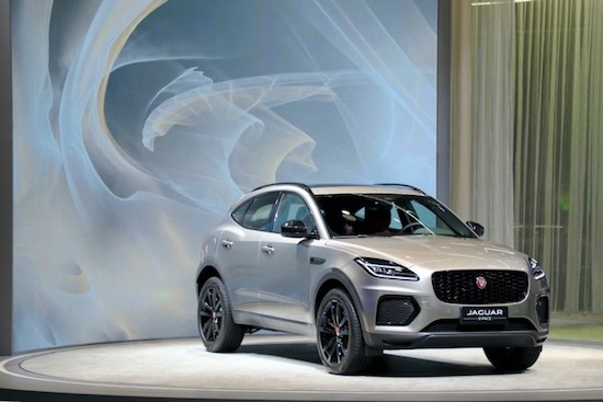 The 24-year-old Land Rover Defender and the new Jaguar E-PACE were launched, and Jaguar Land Rover launched a luxury lineup at the 2023 Chengdu Auto Show _fororder_image005