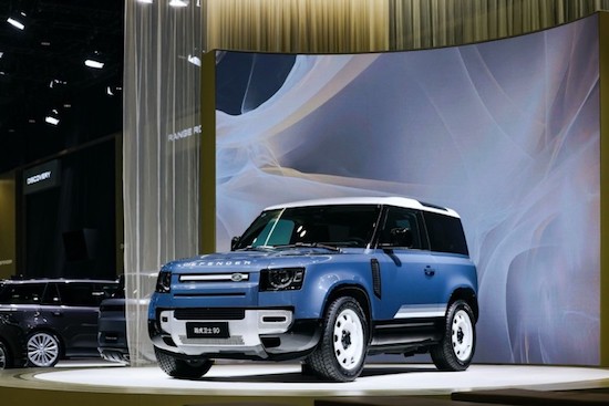 The 24-year-old Land Rover Defender and the new Jaguar E-PACE were launched, and Jaguar Land Rover launched a luxury lineup at the 2023 Chengdu Auto Show _fororder_image002